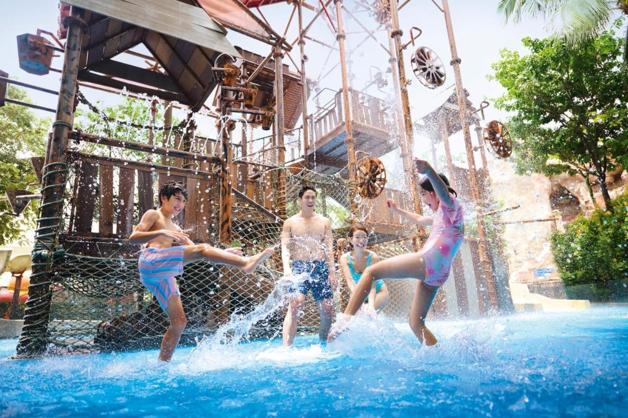 Resorts World Sentosa - Hotel Singapur Dış mekan fotoğraf Adventure Cove Waterpark