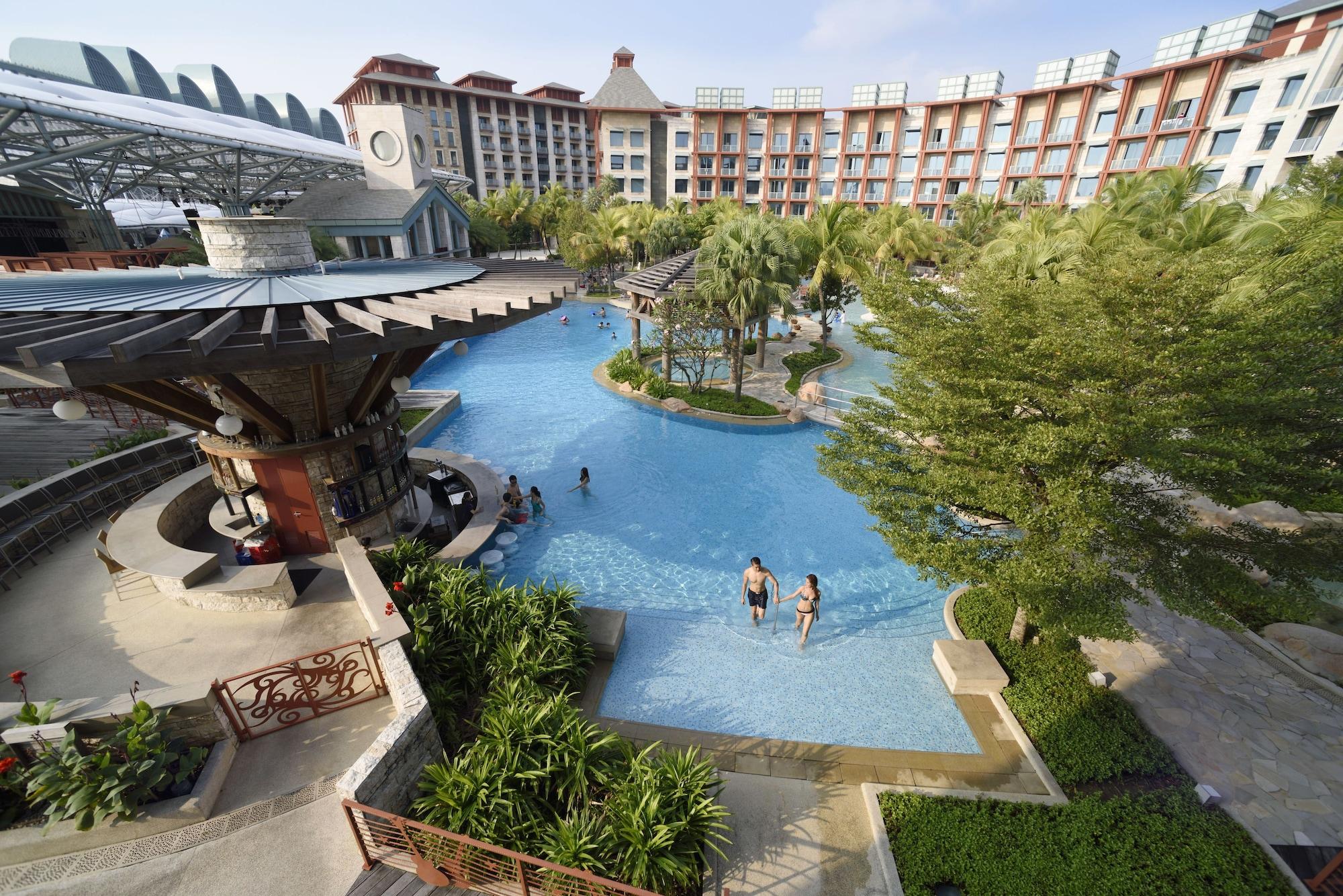 Resorts World Sentosa - Hotel Singapur Dış mekan fotoğraf The pool at the resort