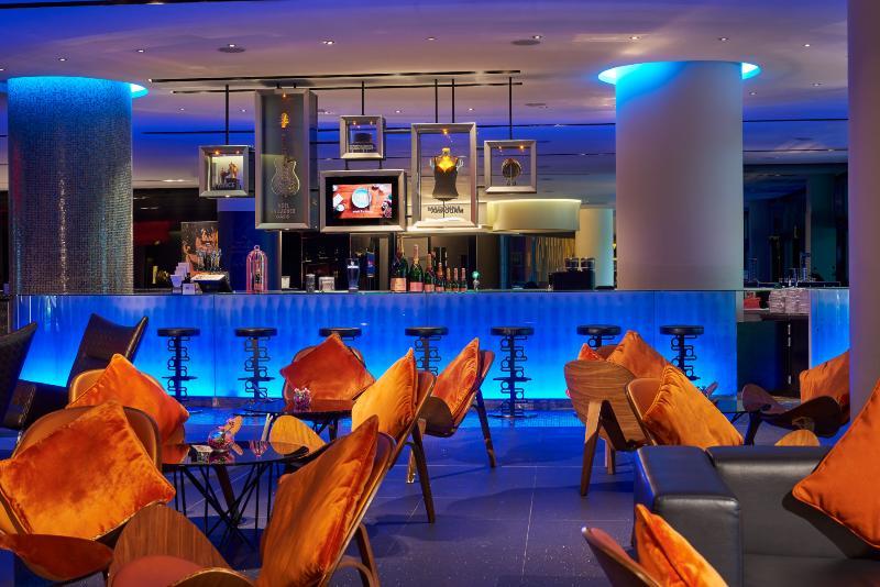 Resorts World Sentosa - Hotel Singapur Dış mekan fotoğraf The bar at the hotel